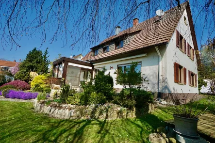 Südseite mit Wintergarten - Haus kaufen in Radolfzell am Bodensee - VERKAUFT-Weinburg: 2-Familienhaus mit traumhaftem Garten, Dachgeschoss ausbaubar, sofort frei