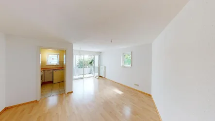 Wohnzimmer mit Südbalkon - Wohnung kaufen in Radolfzell am Bodensee - VERKAUFT: Charmante Zwei-Zimmer-Wohnung mit 2 Balkonen in Ortsrandlage, TG-Stellplatz, sofort frei
