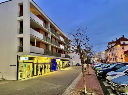 Ansicht am Abend - Wohnung kaufen in Radolfzell am Bodensee - VERKAUFT: Barrierefreier Zugang: Großzügige 4-Zi-Whg  in bester Innenstadtlage, Balkon, TG, frei!