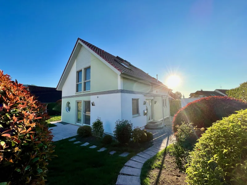 Ansicht von Nordosten - Haus kaufen in Singen (Hohentwiel) - Reserviert - Gepflegtes Einfamilienhaus, Galerie & Traumgarten in ruhiger Lage, Sauna, Garage + SP