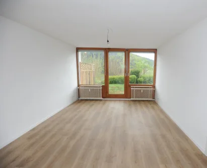 Wohnbereich - Wohnung kaufen in Baiersbronn - Moderne 2-Zimmer-Wohnung mit großzügiger Terrasse in schöner Aussichtslage