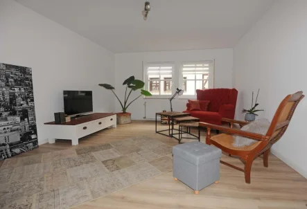 Wohnzimmer - Wohnung kaufen in Dornstetten - Moderne 2,5-Zimmer-Wohnung im Herzen von Dornstetten