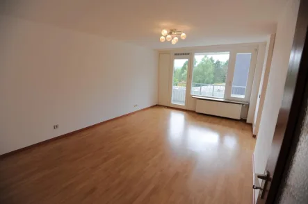 Wohnzimmer - Wohnung kaufen in Freudenstadt - Vermietete 3-Zimmer-Wohnung mit zwei Balkonen am grünen Rande von Freudenstadt 