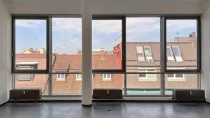 Bodentiefe Panoramafenster sorgen für reichlich natürliches Tageslicht
