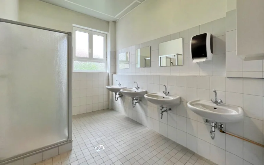 Badezimmer mit 2 Mitarbeiterduschen