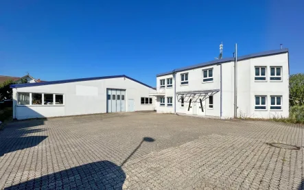 Außen - Halle/Lager/Produktion mieten in Eschbach - Gewerbehalle mit großem Bürotrakt im Markgräflerland