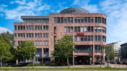 Blick auf das Geschäftshaus von der Heinrich-von-Stephan-Straße - Büro/Praxis mieten in Freiburg - Büro- oder Praxisflächen im Victoria-Haus