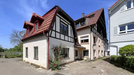 Außenansicht auf das Mehrfamilienhaus am Dorfbach - Haus kaufen in Freiburg i. Br. / St. Georgen - Mehrfamilienhaus mit hohem Wertsteigerungspotenzial im Bieterverfahren