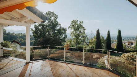 Großer Balkon mit ausfahrbarer Markise - Haus kaufen in Emmendingen - Exklusives Hanggrundstück mit stilvoller Villa und Panoramablick auf den Schwarzwald