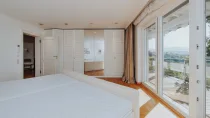 Schlafzimmer mit Zugang zum überdachten Balkon