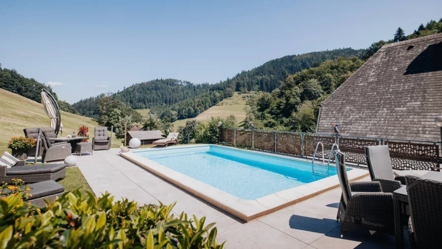 Terrasse mit Swimmingpool und malerischem Ausblick in die Natur