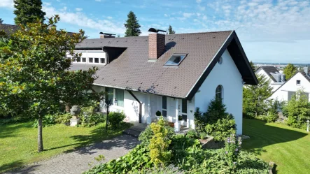 Ansicht auf das Mehrfamilienhaus mit Blick ins Dreisamtal - Haus kaufen in Freiburg i. Br. / Herdern - Mehrfamilienhaus mit großem Garten in sonniger Traumlage von Freiburg-Herdern