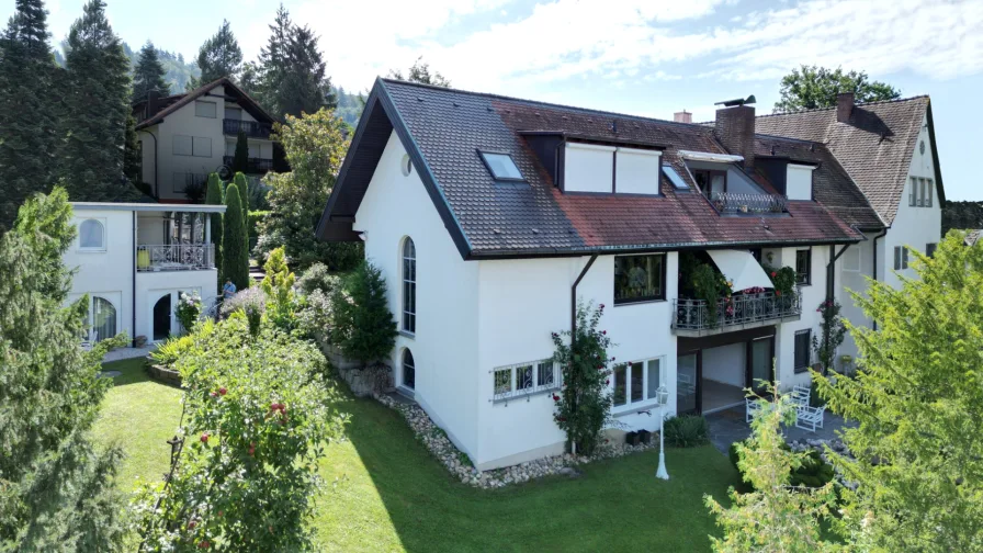 Das Haus wurde am Hang gebaut und verfügt über ein Garten-, Erd-, und Dachgeschoss