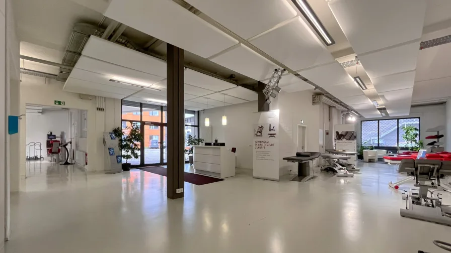 Großzügige Gewerbefläche, ideal als Ausstellungsraum - Büro/Praxis mieten in Kirchzarten - Multifunktionale Ausstellungs-, Logistik oder Produktionsfläche mit großer Büroetage