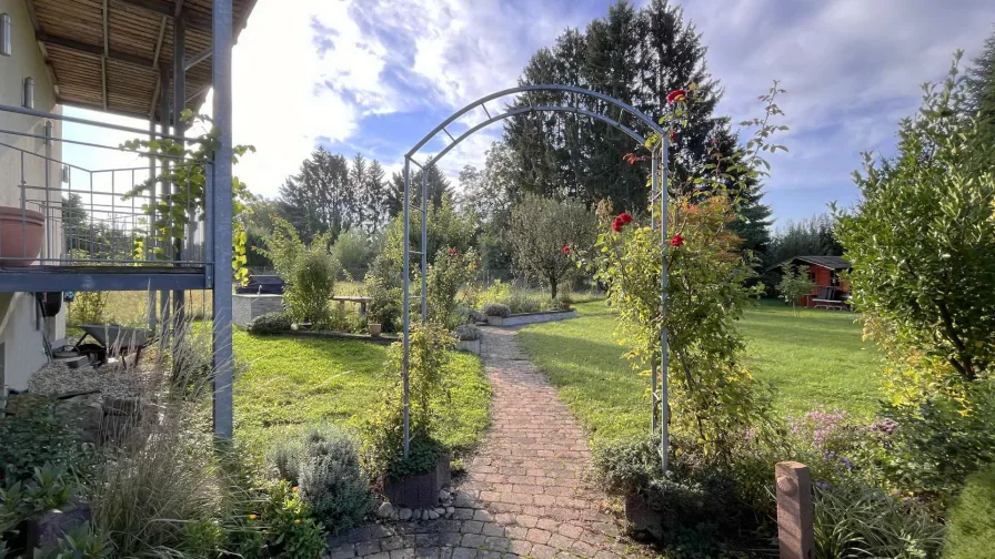 Zugang zum angelegten Garten im hinteren Teil des Grundstückes