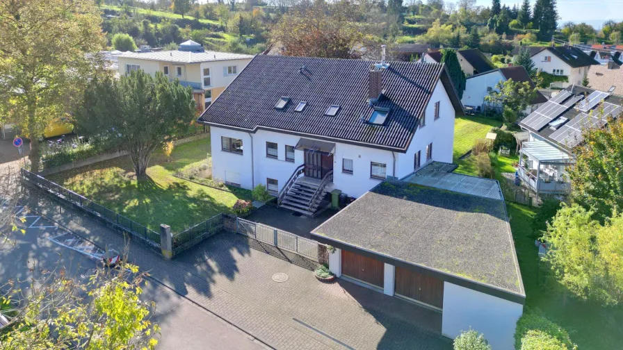 Vogelperspektive auf die Vorderseite des Gebäudes - Haus kaufen in Malterdingen - Wohnhaus mit 3 Etagen auf einem beeindruckend großen Grundstück