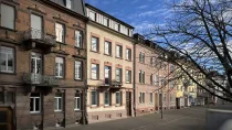 Ansicht auf das gepflegte Altbau-Mehrfamilienhaus