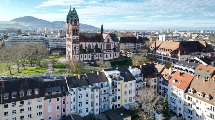 Das Mehrfamilienhaus befindet sich im belebten Stadtteil Stühlinger