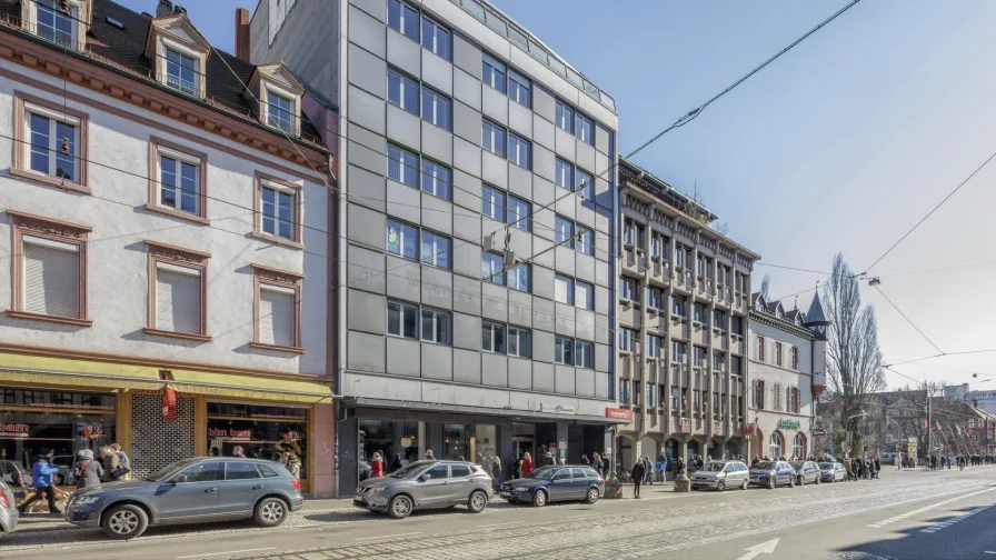 Außenansicht von der Kaiser-Joseph-Straße - Laden/Einzelhandel mieten in Freiburg - Großräumige Laden- und Ausstellungsfläche