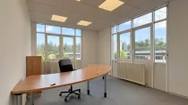 Helles Eckbüro mit Blick ins Grüne