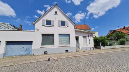 Hausansicht - Haus kaufen in Karlsruhe - Zur Sanierung oder Abriss: Ehemalige Ladenfläche mit Wohnungen