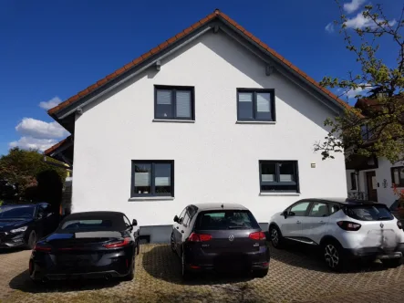 Hausansicht - Wohnung kaufen in Stutensee - Helle 2 Zimmer Souterrain Wohnung mit großer Terrasse