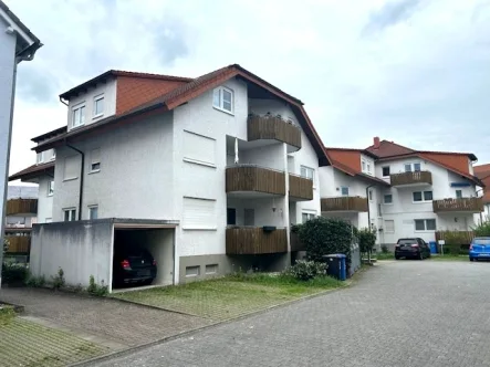 Hausansicht - Wohnung kaufen in Eggenstein-Leopoldshafen - Vermietete 2-Zimmer-Wohnung mit Westbalkon und Doppelparker-Stpl. in Eggenstein