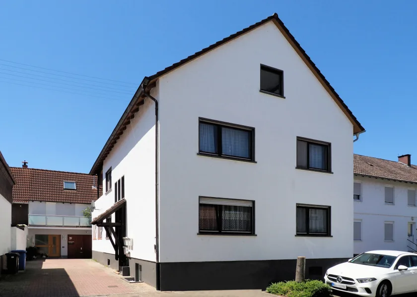 Haus Straßenansicht - Haus kaufen in Graben-Neudorf - Solides 3-Familienhaus mit 2 freien Wohnungen