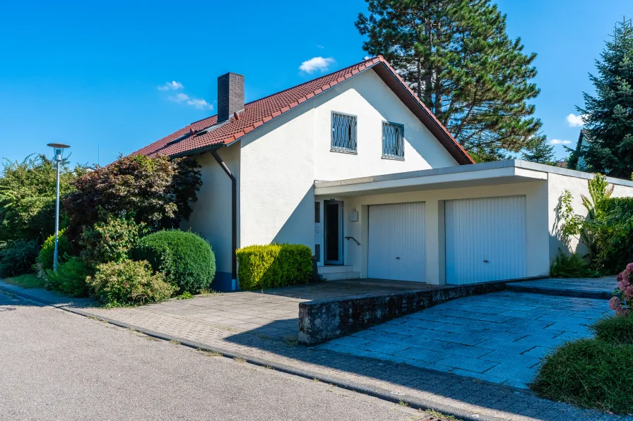 Hausansicht - Haus kaufen in Eggenstein-Leopoldshafen - Charmantes Ein- bis Zweifamilienhaus in begehrter Wohnlage