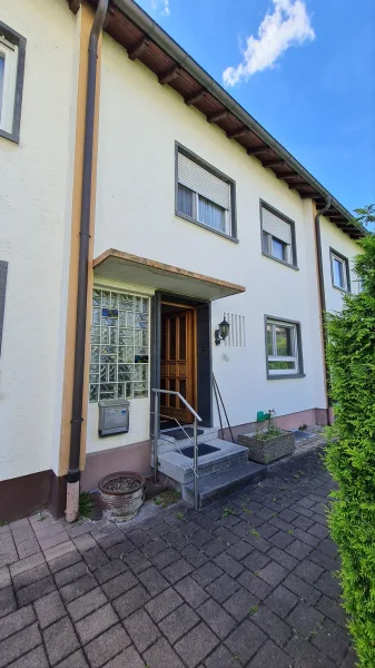 Hausansicht - Haus kaufen in Eggenstein-Leopoldshafen - Perfekt für die kleine Familie: Reihenhaus im Ortskern von Eggenstein