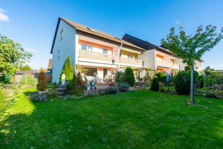 Hausansicht Garten - Haus kaufen in Dettenheim - Großzügiges Reihenendhaus mit schönem Garten und Terrasse in ruhiger Lage von Dettenheim