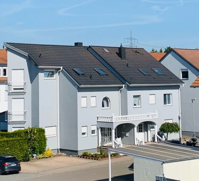 Hausansicht - Haus kaufen in Eggenstein-Leopoldshafen - Erstklassiges Renditeobjekt in Top-Lage von Eggenstein! Mehrfamilienhaus mit Stellplätzen und Garage