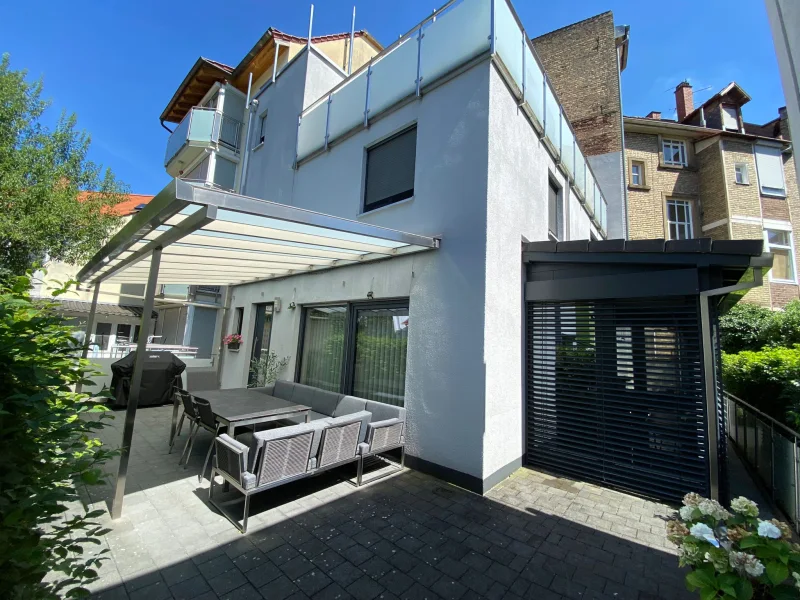 Hausansicht - Haus kaufen in Karlsruhe - Modernes Stadthaus mit Terrasse und Dachterrasse – Ruhige Lage in zweiter Reihe