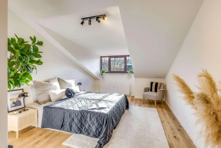 Schlafbereich obere Ebene - Wohnung kaufen in München - Frisch modernisierte 4-Zimmer-Maisonette-Wohnung mit Südbalkon in München-Allach