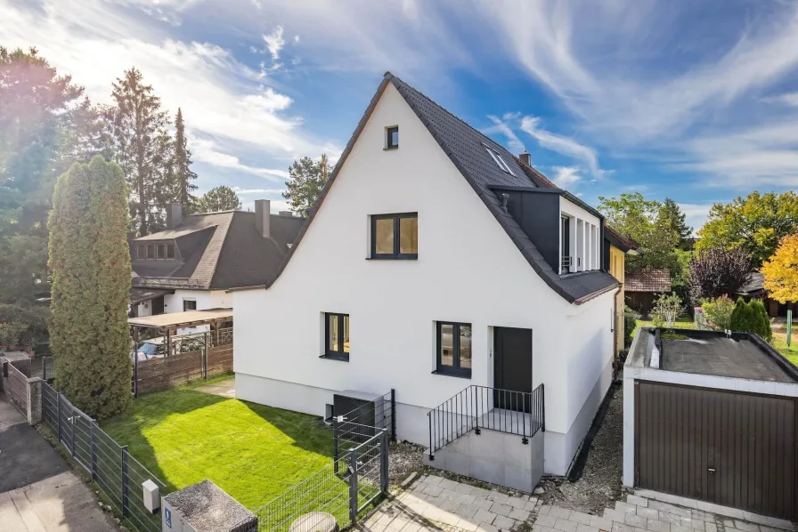 Hausfassade - Haus kaufen in München - Hochwertig modernisierte Doppelhaushälfte mit Südterrasse in München-Allach