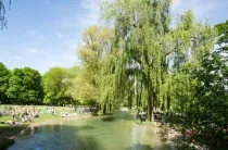 Badevergnügen am Eisbach - Englischer Garten