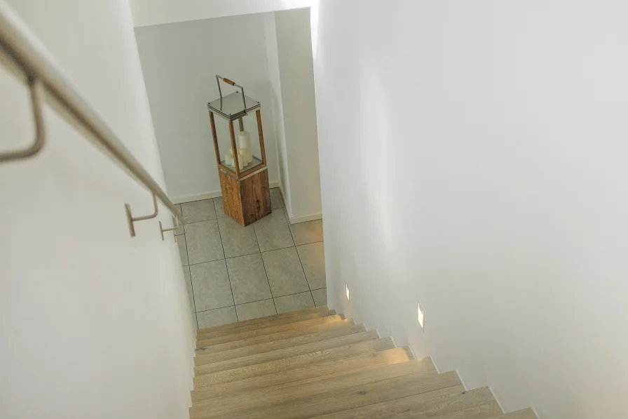 Treppe zum OG mit Spots