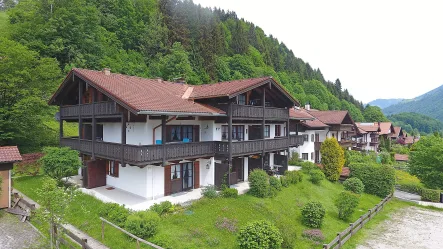 35856981 - Wohnung kaufen in Aschau - Teilmöblierte 1,5 Zimmer-Wohnung mit Bergblick, Terrasse, Parkplatz - Aschau im Chiemgau (Sachrang)!