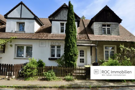 Titelbild - Haus kaufen in Berlin - Reihenmittelhaus mit Potenzial! Berlin-Waldsiedlung Hakenfelde