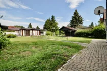 Garten mit Poolhaus