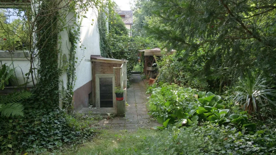 REH, Garten mit Geräteschuppen