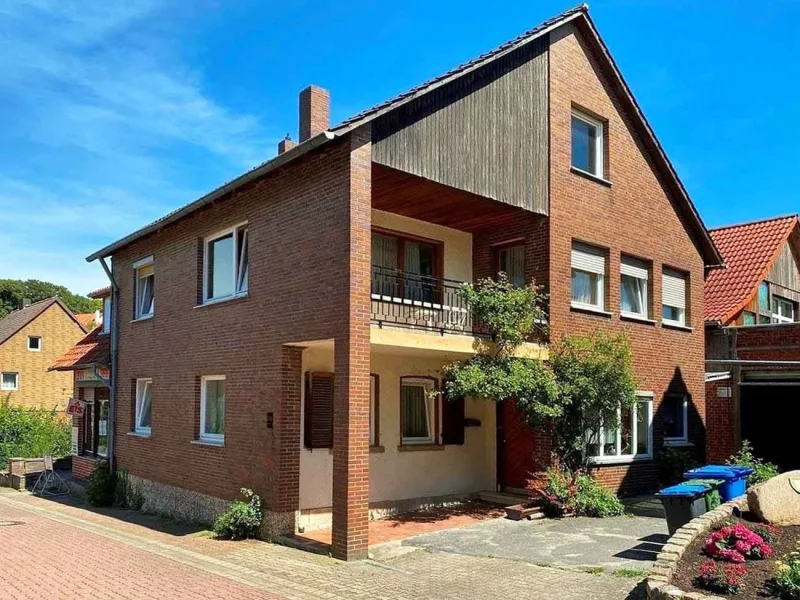 Hausansicht - Haus kaufen in Sibbesse - Sibbesse-Eberholzen: Zweifamilienhaus mit Gewerbeanteil
