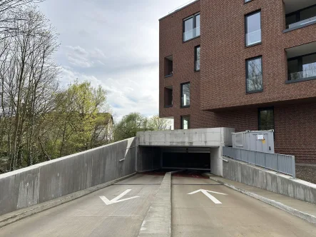 Zufahrt - Garage/Stellplatz mieten in Celle - Allerinsel: Barrierefreier Tiefgaragenstellplatz 