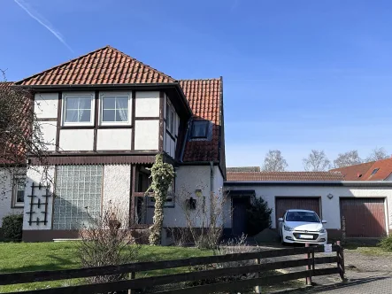Hausansicht Straße - Haus kaufen in Springe - Solide Doppelhaushälfte im familienfreundlichen Ortsteil Gestorf