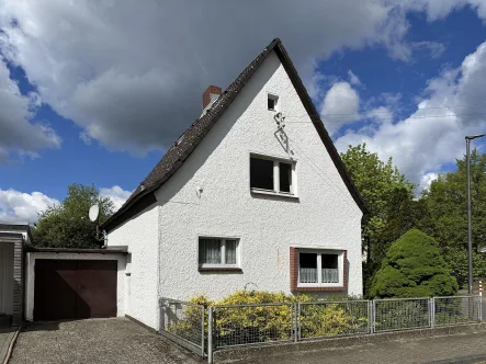 Außenanischt - Haus kaufen in Celle - Sanierungsbedürftiges Einfamilienhaus mit Garten und Garage