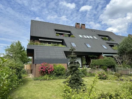 Außenansicht - Wohnung kaufen in Langenhagen - Großzügige 2 bis 3-Zimmer-Dachgeschosswohnung mit Garage in Langenhagen
