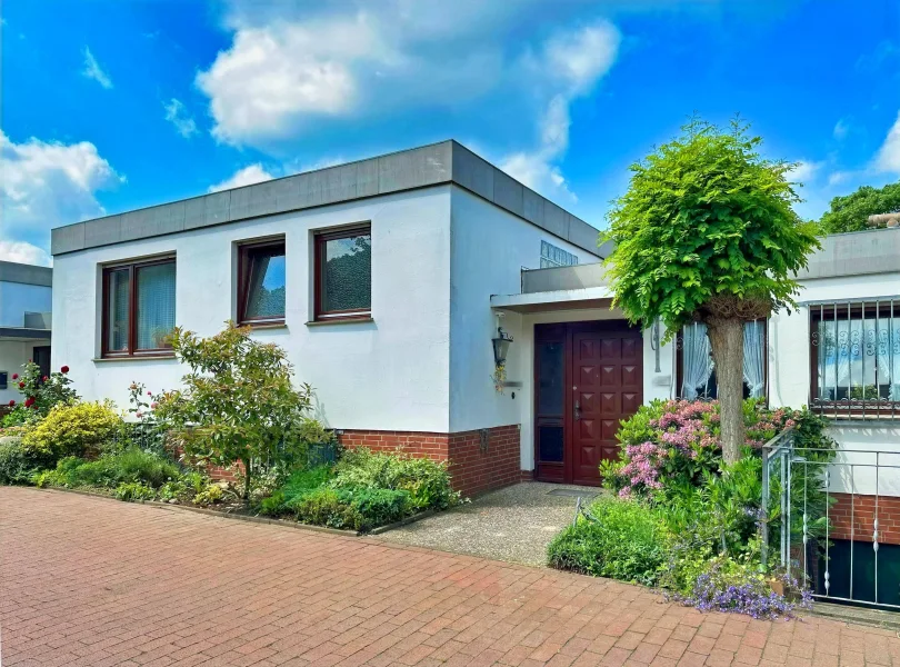 Ansicht - Haus kaufen in Hannover - Wunderschön gelegener, gepflegter Reihenbungalow mit Keller und Garage