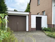 Garage und Zugang zum Garten