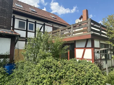 Gartenansicht - Haus kaufen in Sibbesse - Sibbesse-Adenstedt: Großzügige Doppelhaushälfte mit Sauna, Balkon und Garage