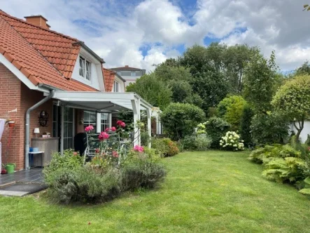 Terrasse und Garten - Haus kaufen in Laatzen - Attraktive Doppelhaushälfte in ruhiger Lage auf einem tollen Grundstück